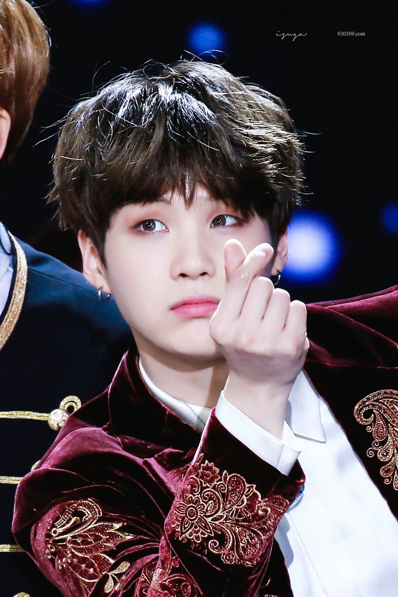 El grupo de jpop que creo el finger heart, los dedos en forma de corazón.